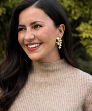 Load image into Gallery viewer, Limelight Pearl Earrings

